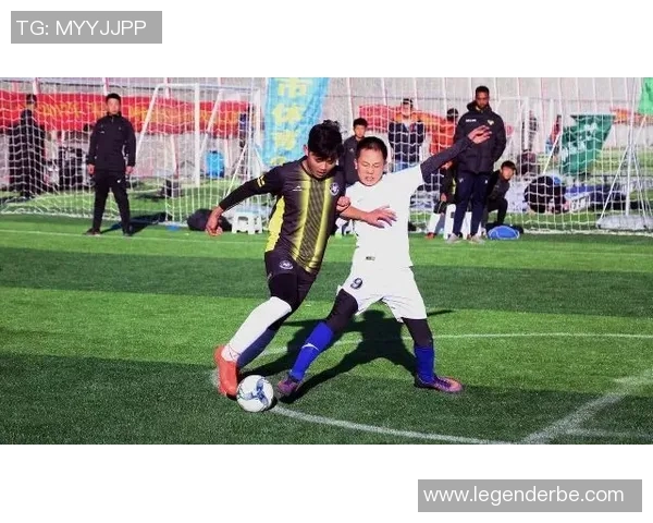 《足球小子崭露头角与球场梦想的激情碰撞》 《足球小子崭露头角与球场梦想的激情碰撞》