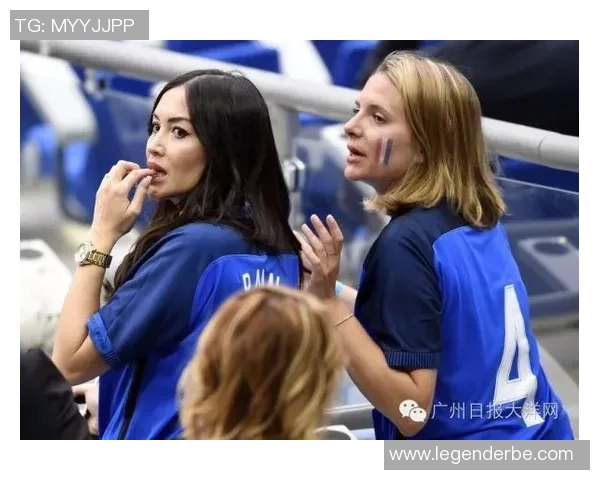 足球场上巅峰对决 美女助阵 球星风采尽显魅力瞬间